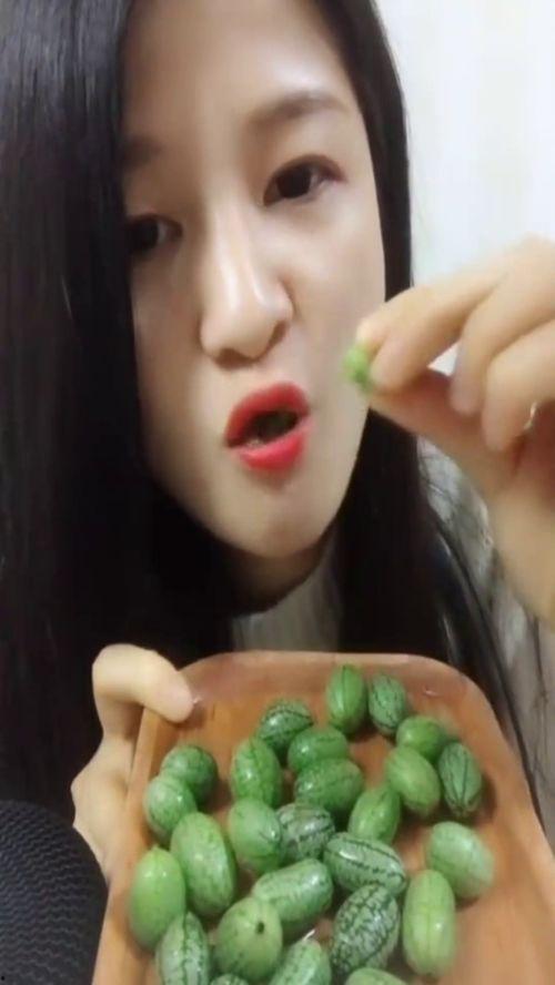 美女吃蜜瓜,美女尽享夏日甜蜜时光